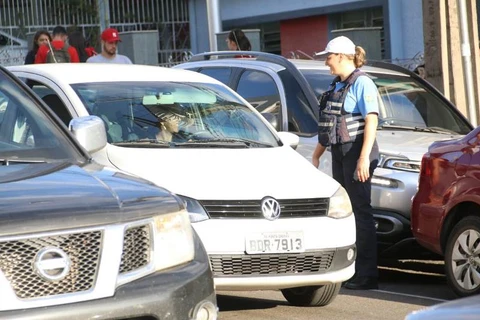 Fila dupla em frente as escolas é infração de trânsito e gera multa; alerta Autarquia
