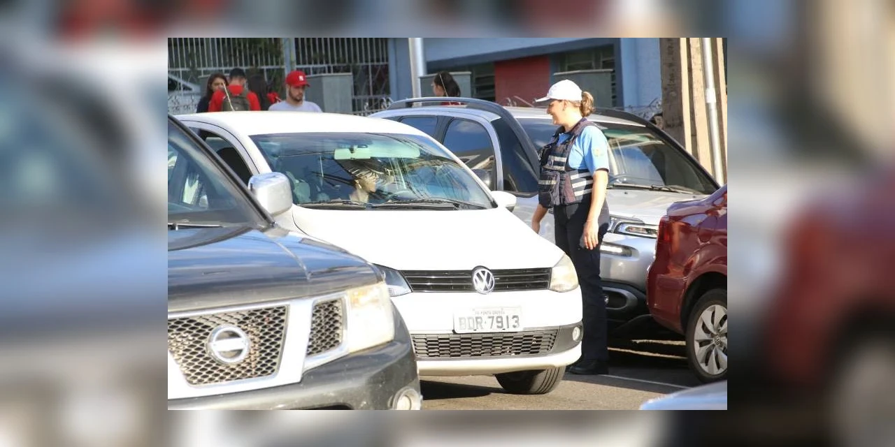 Fila dupla em frente as escolas é infração de trânsito e gera multa; alerta Autarquia