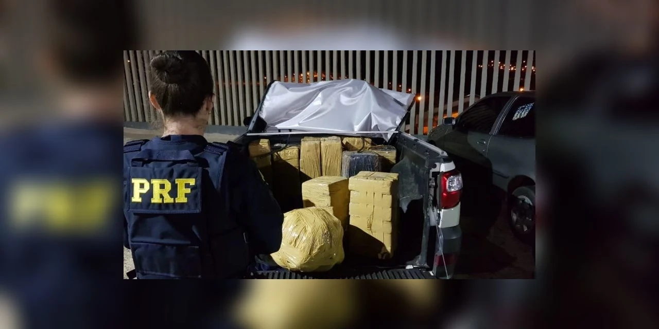 PRF recupera carro roubado e apreende 321 KG de maconha no Paraná