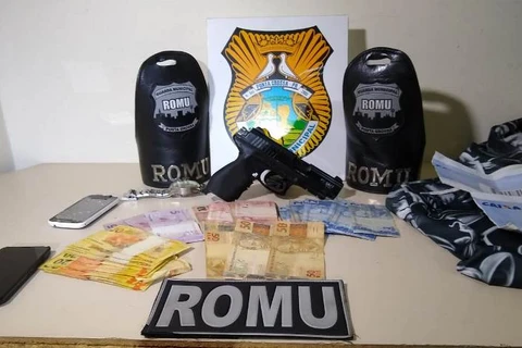 Suspeito é preso com arma de brinquedo após roubo em Uvaranas