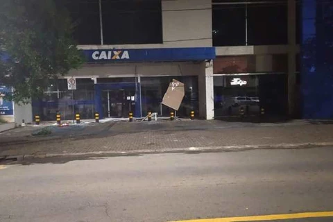 Assaltantes armados com fuzil roubam agência da Caixa em Telêmaco Borba; um policial saiu ferido