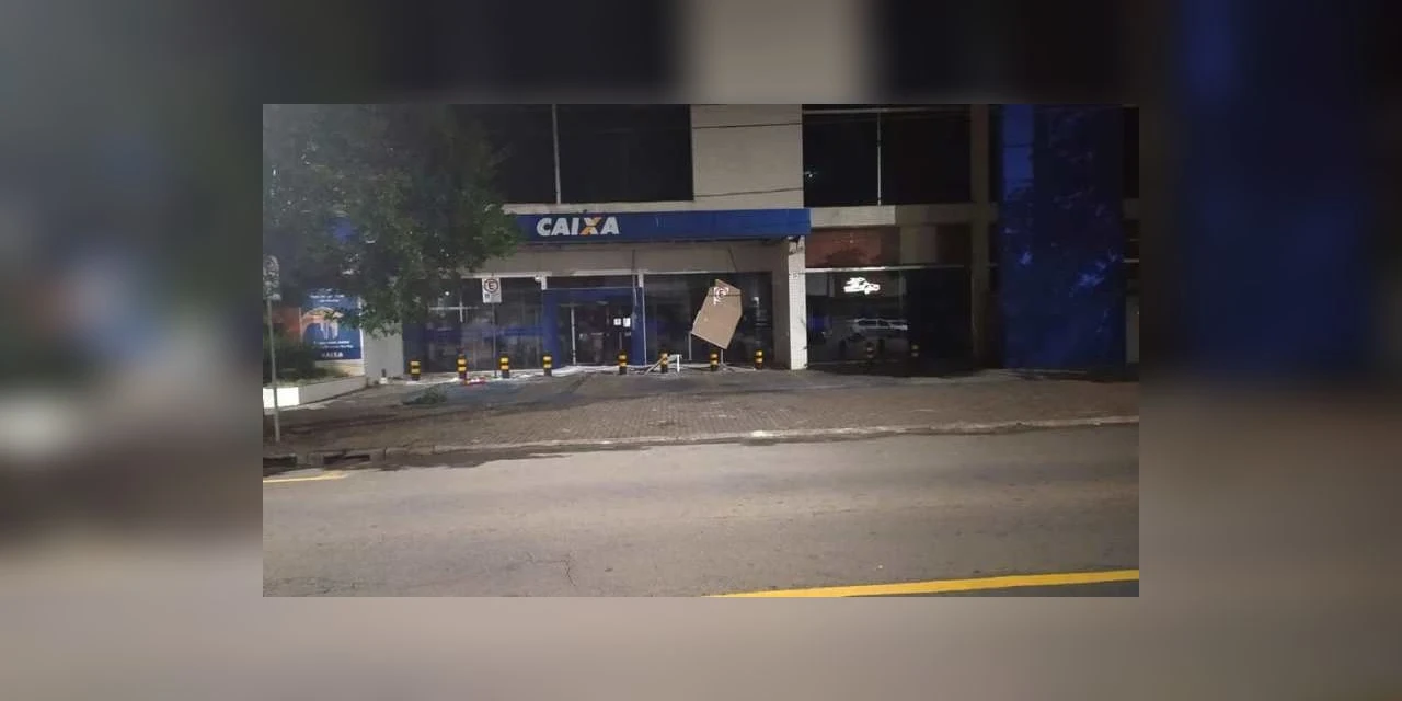 Assaltantes armados com fuzil roubam agência da Caixa em Telêmaco Borba; um policial saiu ferido