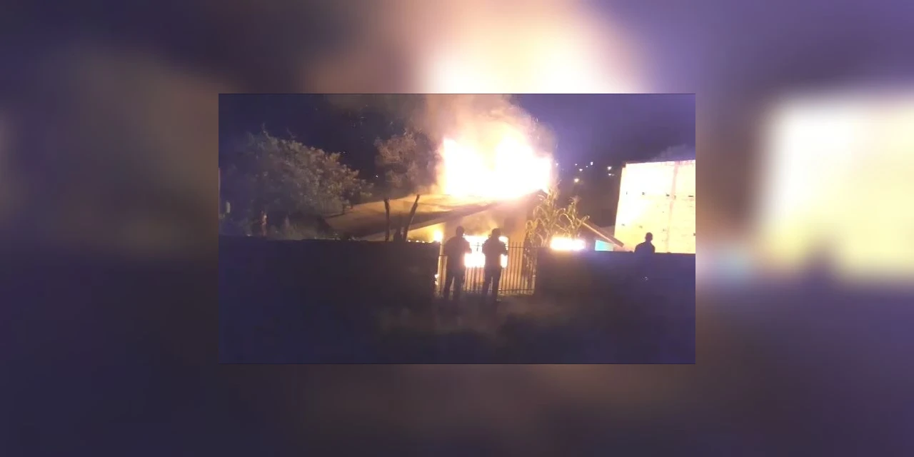 Briga de casal termina com casa incendiada na madrugada