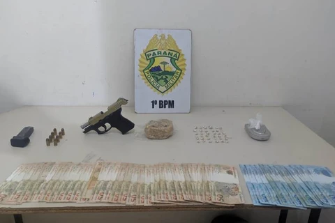 Policia fecha ponto de drogas e apreende crack, cocaína, arma e dinheiro em PG