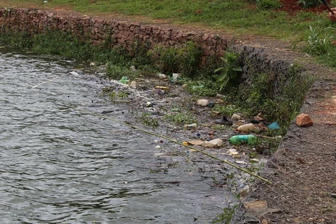Lago de Olarias aparece com muito lixo durante feriado de carnaval