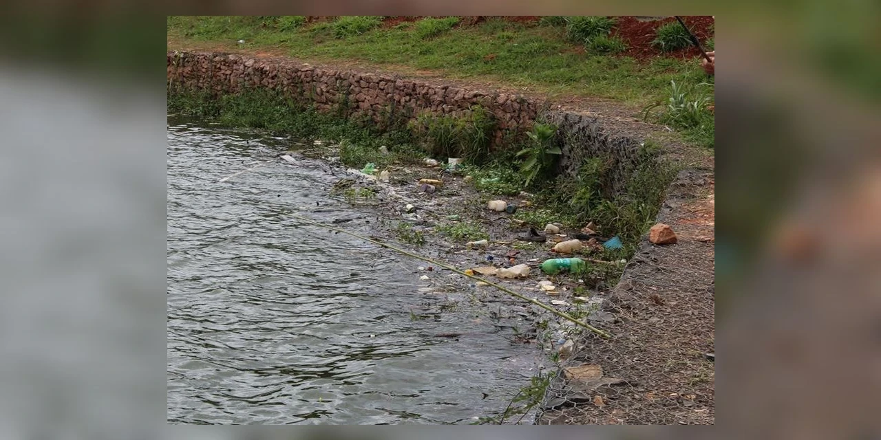Lago de Olarias aparece com muito lixo durante feriado de carnaval