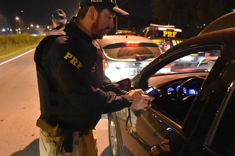 PRF flagra um motorista bêbado por hora durante o Carnaval no Paraná