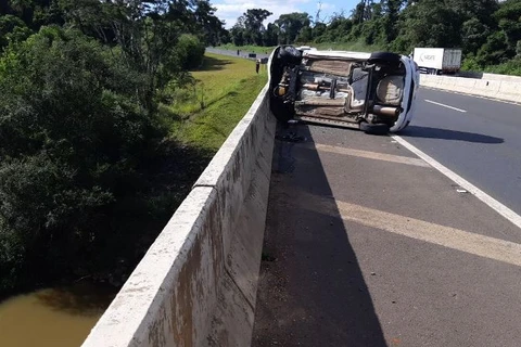 Veículo capota sobre ponte na BR-376, em Tibagi