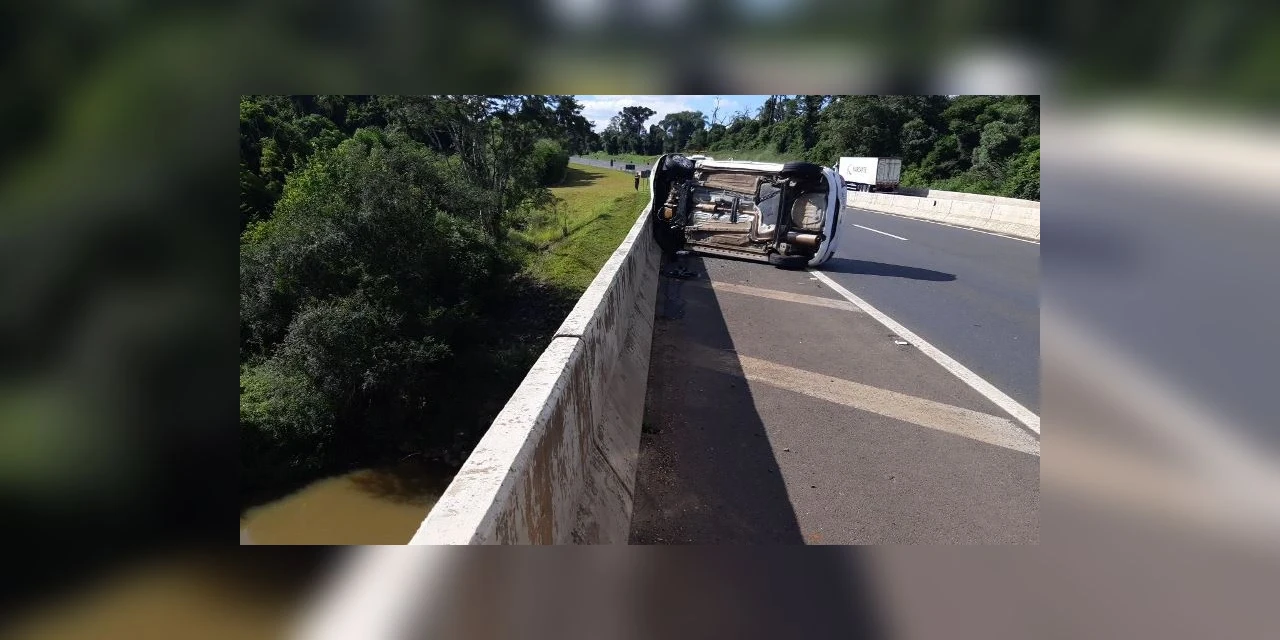 Veículo capota sobre ponte na BR-376, em Tibagi