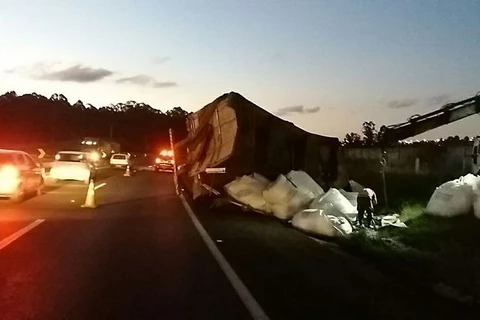 PRF atende tombamento de caminhão próximo à canteiro de obras em Ponta Grossa