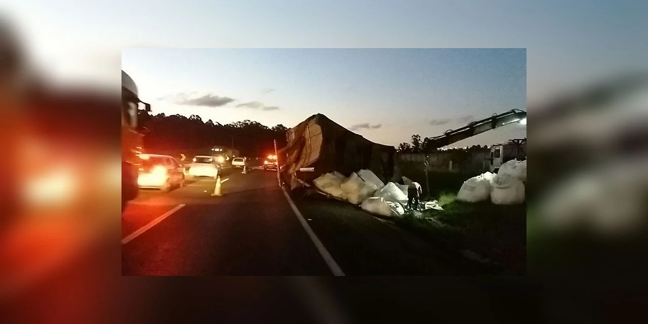 PRF atende tombamento de caminhão próximo à canteiro de obras em Ponta Grossa