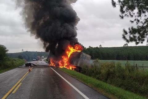 Colisão frontal entre carro e caminhão deixa quatro mortos em Porto Amazonas