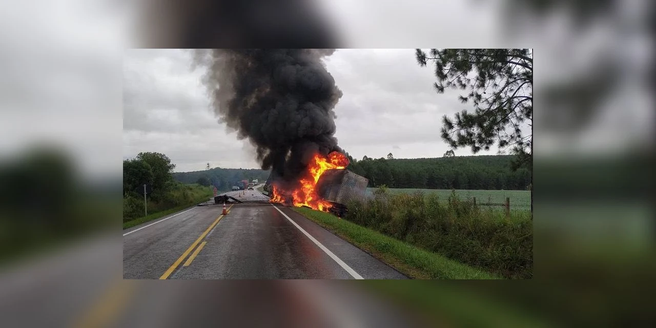 Colisão frontal entre carro e caminhão deixa quatro mortos em Porto Amazonas