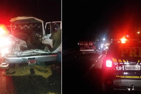 Motorista fica gravemente ferido após colisão traseira entre caminhões