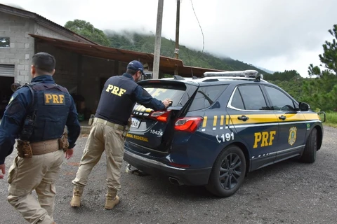 Policia troca tiros com ladrões de carga e liberta caminhoneiro feito refém no Paraná