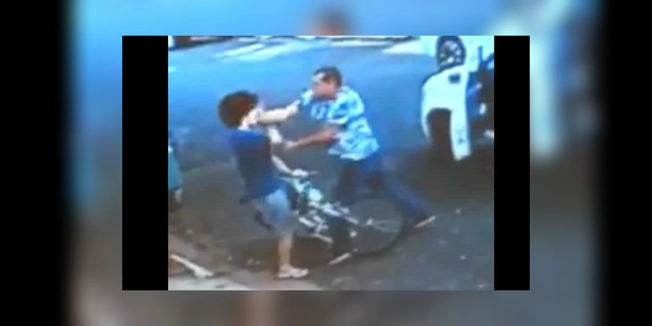 Vídeo mostra adolescente sendo agredido por ladrão durante assalto