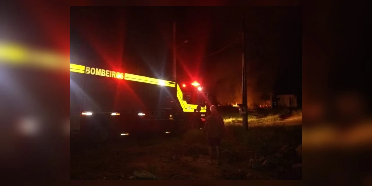 Casa pega fogo durante a madrugada na Ronda