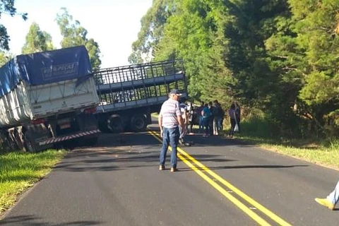 Acidente grave entre caminhões em Guaragi deixa tres pessoas com ferimentos
