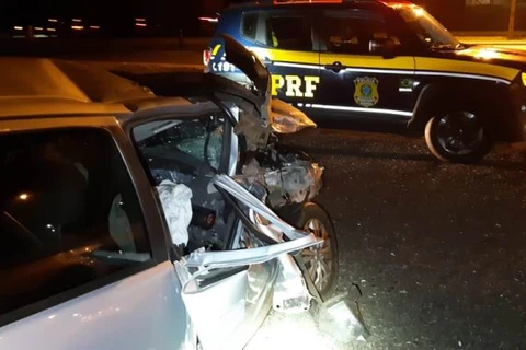 Colisão traseira na BR-376 deixa quatro pessoas com ferimentos