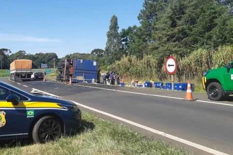Policia evita saque de carreta que tombou carregada de cerveja