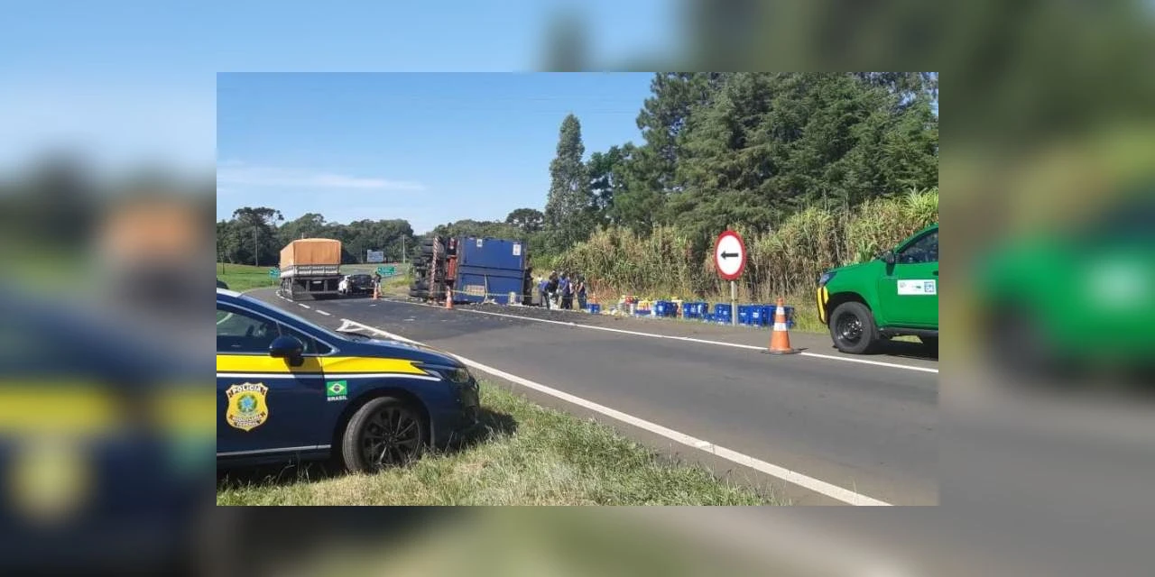Policia evita saque de carreta que tombou carregada de cerveja