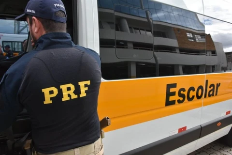 Motorista dirigindo van escolar bêbado e sem carteira de habilitação é preso pela PRF