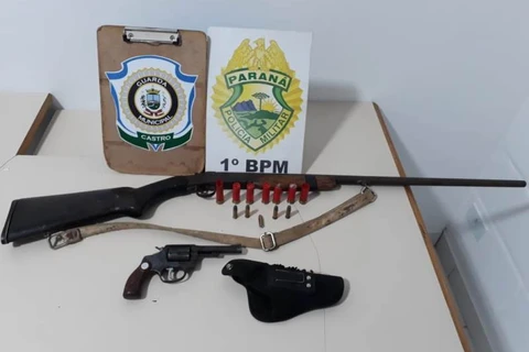 Homem é preso com revolver e espingarda após ameaçar a ex-companheira em Castro