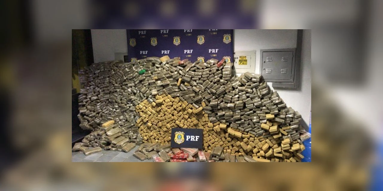 PRF apreende quase mil quilos de maconha em caminhão boiadeiro em MG