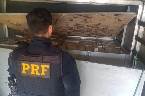 Caminhão apreendido escondia quase 100 Kg de maconha na BR-277