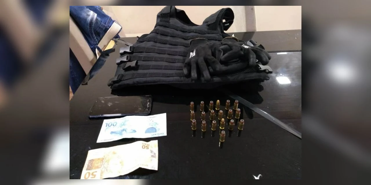 Suspeito de homicídio é preso com pistola, munições e colete balístico em Oficinas