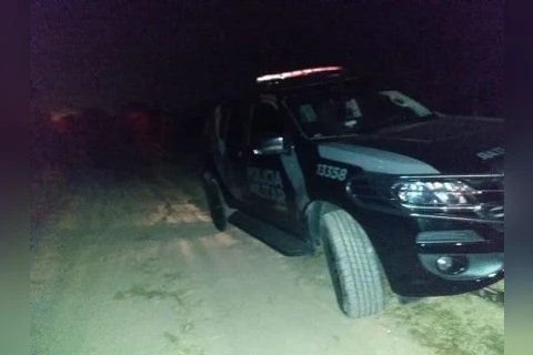 Quatro suspeitos em veículo roubado morrem em confronto com a polícia em Curitiba