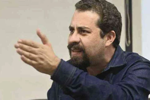 Guilherme Boulos do MTST divulga noticia falsa sobre vacina do coronavírus