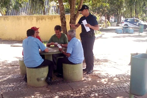 GM orienta população durante patrulhamentos em praças de Ponta Grossa