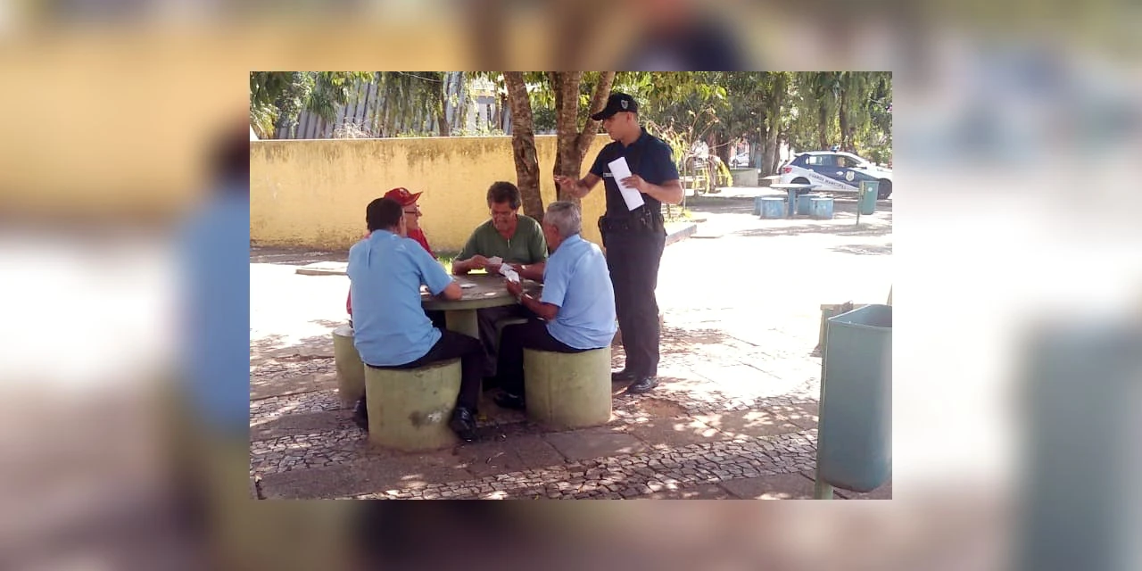 GM orienta população durante patrulhamentos em praças de Ponta Grossa