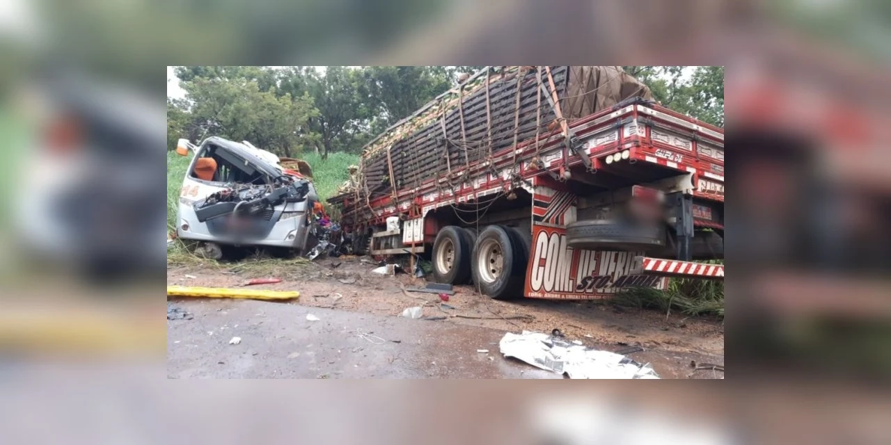 Acidente entre ônibus e caminhão mata 11 pessoas em rodovia do Paraná