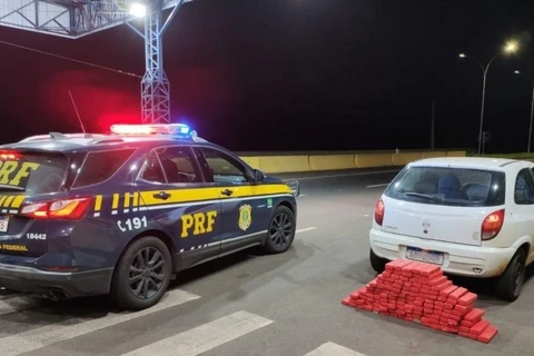 PRF prende casal com quase 100 quilos de maconha no Paraná