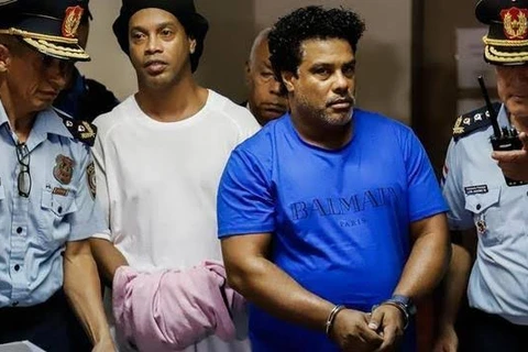 Ronaldinho Gaúcho e irmão seguem presos e proibidos de receberem visitas