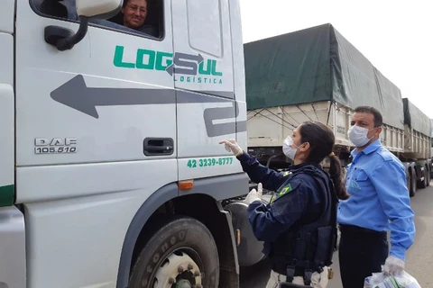 PRF participa de Operações de Distribuição de Kits Higiene Pessoal e Alimentos para motorista