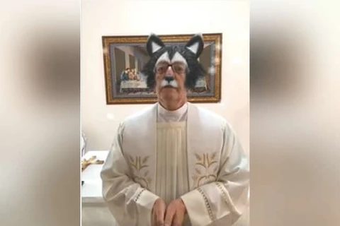 Sem perceber, Padre aparece com filtro de cachorrinho durante prece virtual