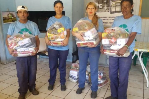 Secretaria de Meio Ambiente entrega cestas básicas para recicladores