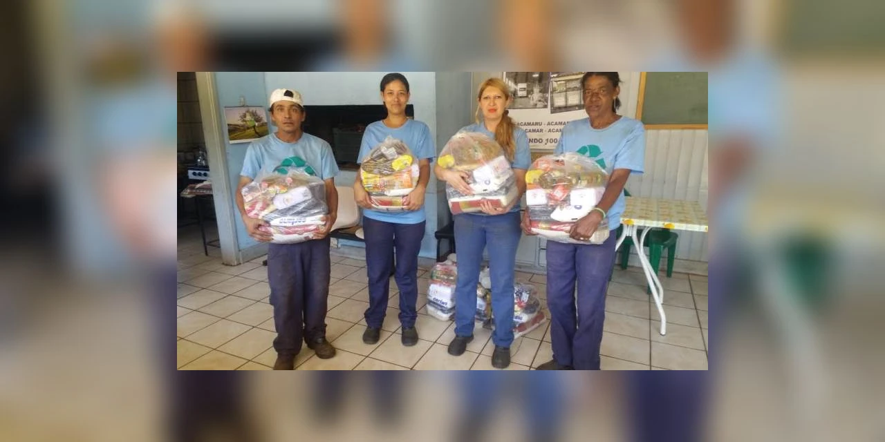 Secretaria de Meio Ambiente entrega cestas básicas para recicladores