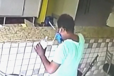 Vídeo | Homem é flagrado tomando álcool em gel de panificadora em PG