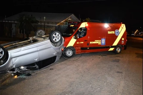 Veiculo capota após acidente em Uvaranas