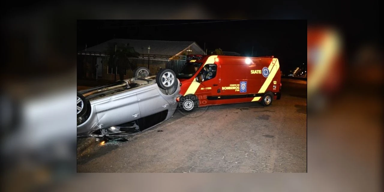 Veiculo capota após acidente em Uvaranas