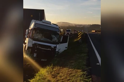 Colisão traseira deixa transito lento no Distrito Industrial