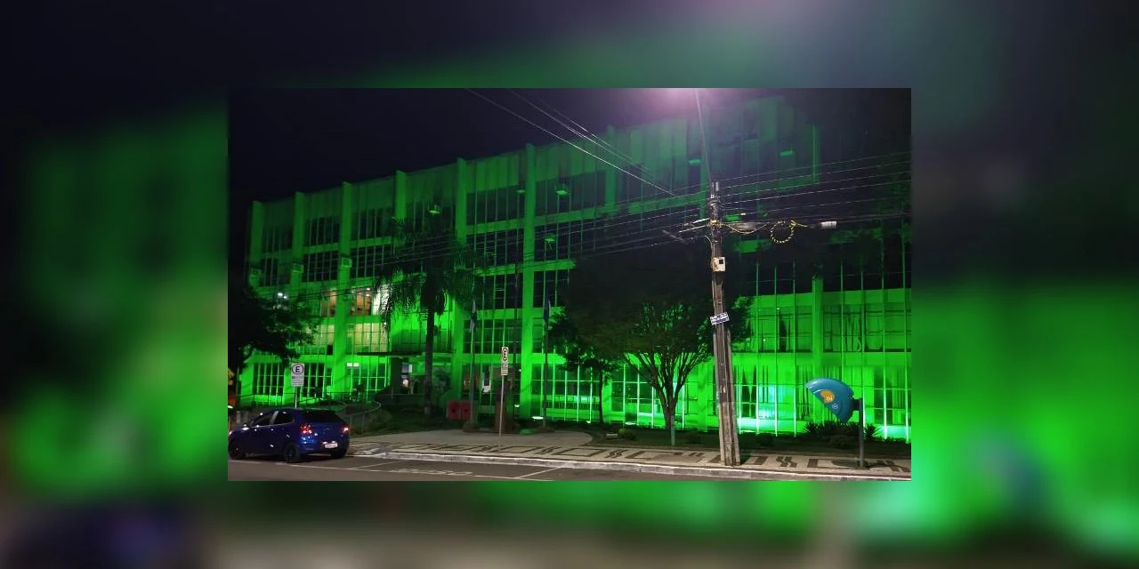 Prefeitura troca iluminação em homenagem aos profissionais da saúde