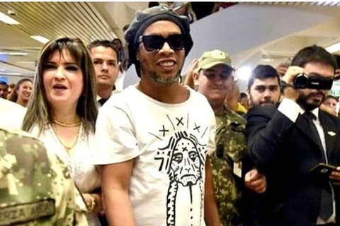 Ronaldinho Gaúcho deixa prisão após 32 dias atrás das grades