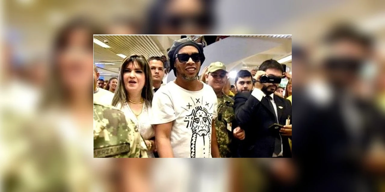 Ronaldinho Gaúcho deixa prisão após 32 dias atrás das grades