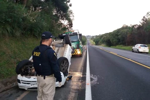 Motorista perde controle de direção e veiculo capota na BR-373