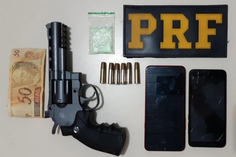 PRF prende golpistas que exigiam resgate após furtar caminhonete no Paraná